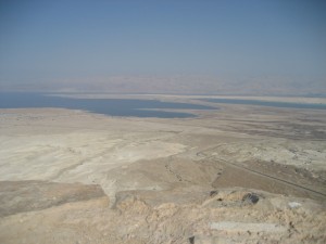 Der intet udløb fra det døde hav, derfor er vandet så salt. Billedet viser det døde hav og er taget fra bjergfæstningen Massada.